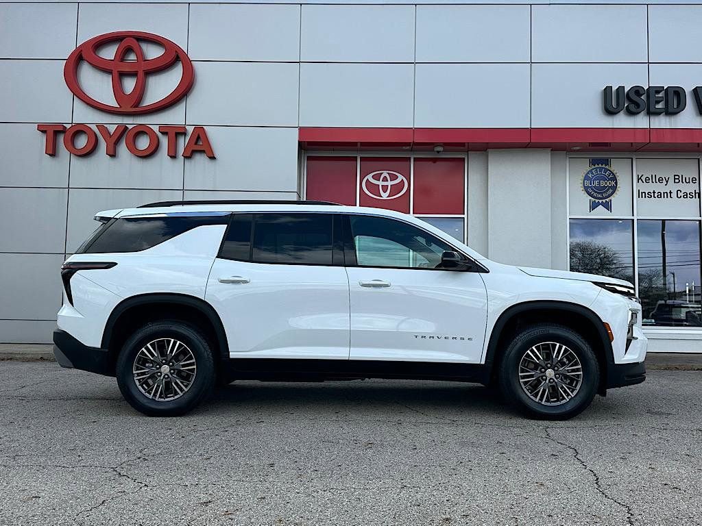 Used 2026 Chevrolet Traverse LT FWD image 7