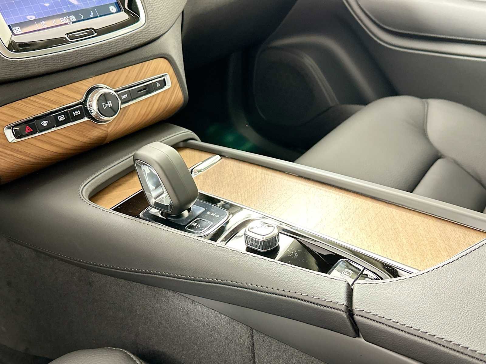 Used 2025 Volvo XC90 B6 Plus w/ Protection Package Premier image 13