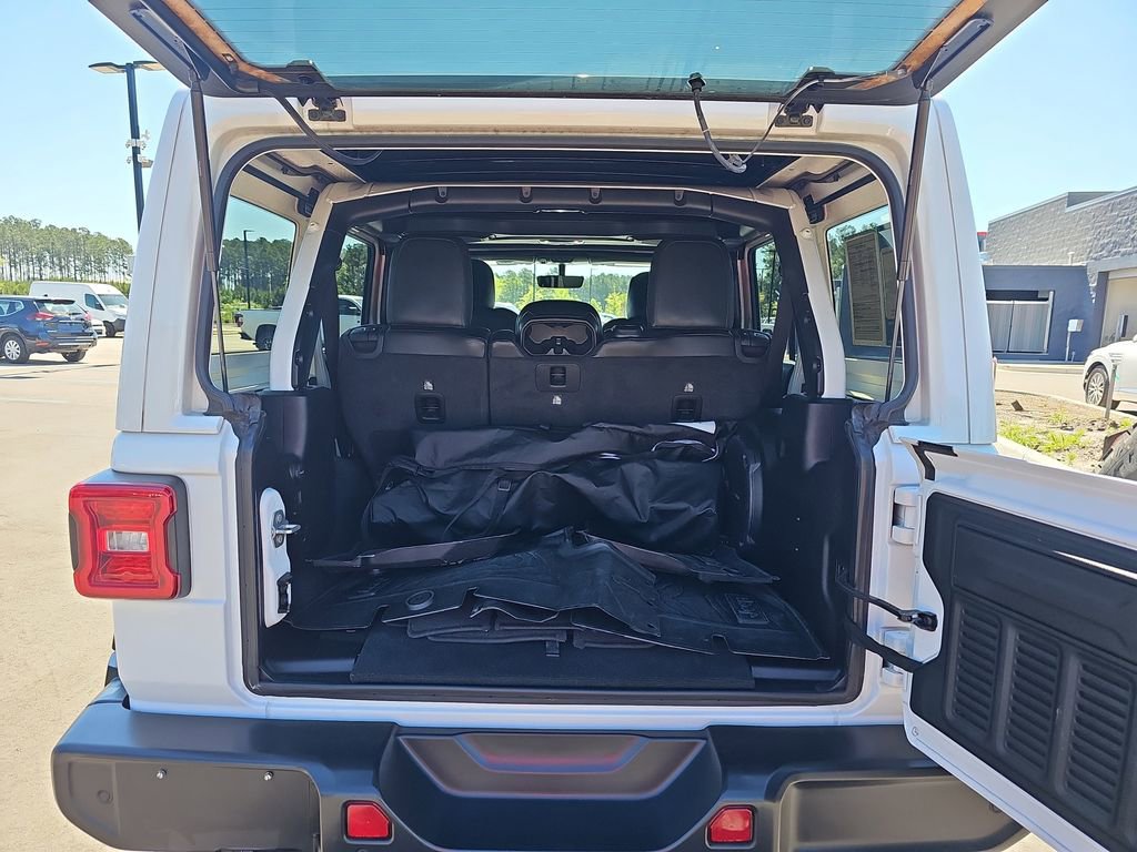Used 2022 Jeep Wrangler Unlimited Sahara AWD/4WD image 16