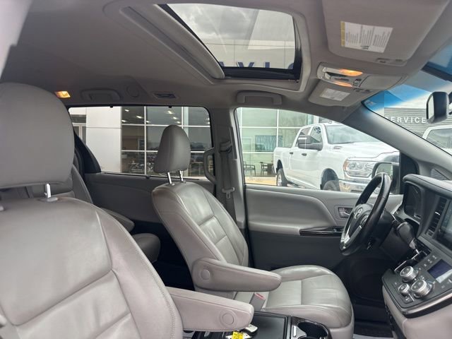 Used 2015 Toyota Sienna XLE w/ XLE Navigation Package FWD image 9