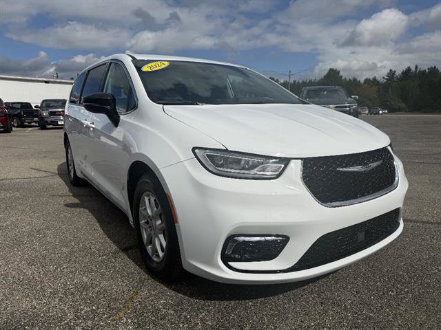 Used 2024 Chrysler Pacifica Touring-L FWD image 7