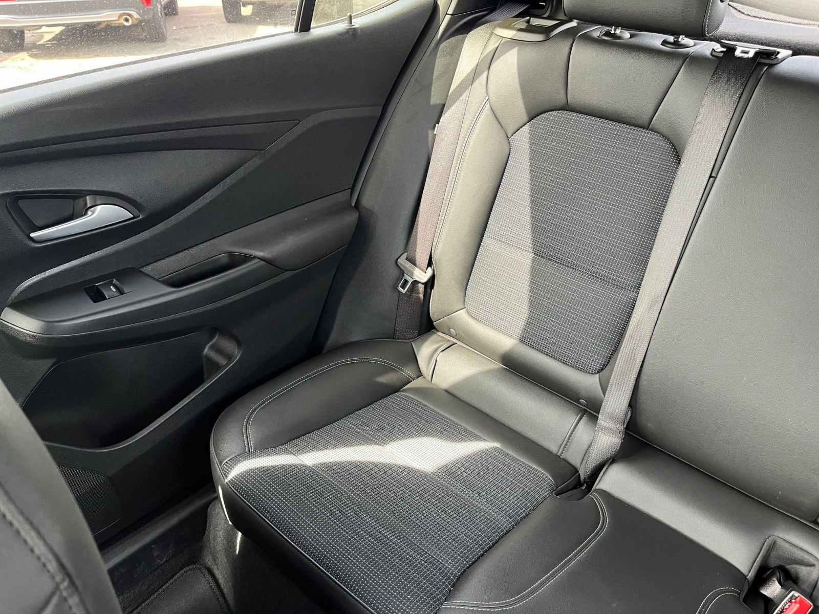 Used 2025 Buick Envista Preferred image 36