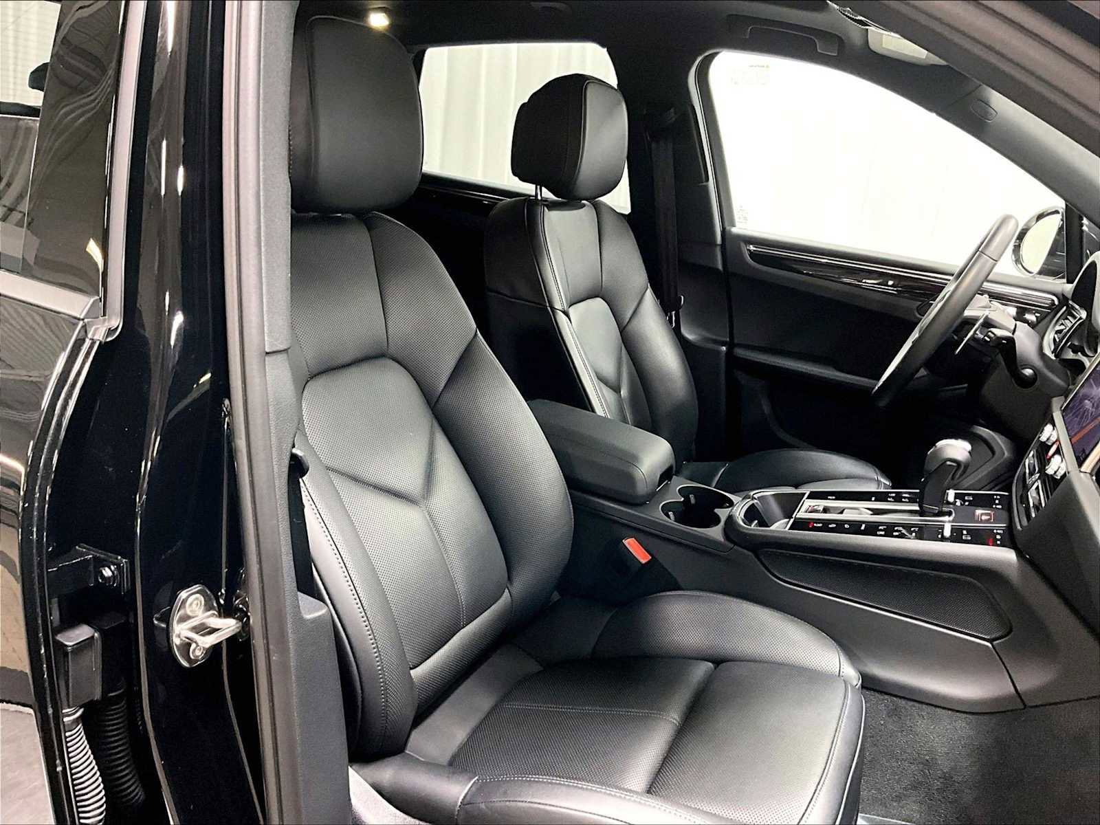 Used 2025 Porsche Macan w/ Premium Package Plus image 30