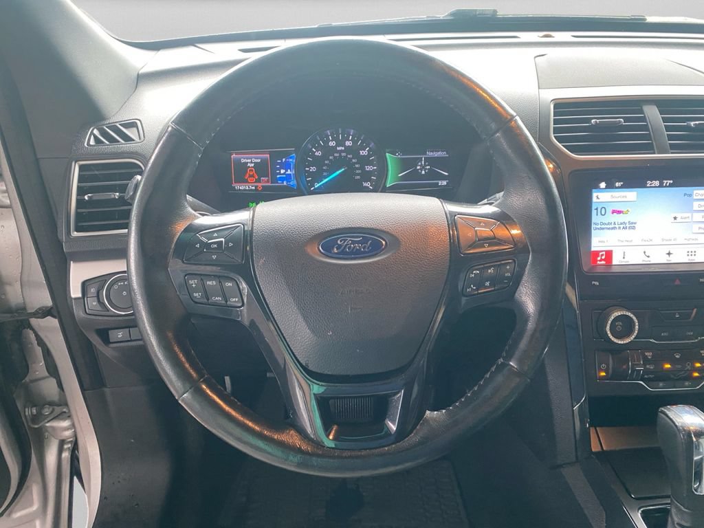 Used 2017 Ford Explorer XLT w/ Equipment Group 202A FWD image 12