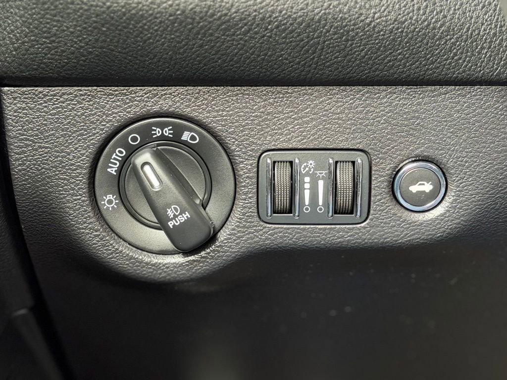 Used 2016 Dodge Challenger SXT image 19