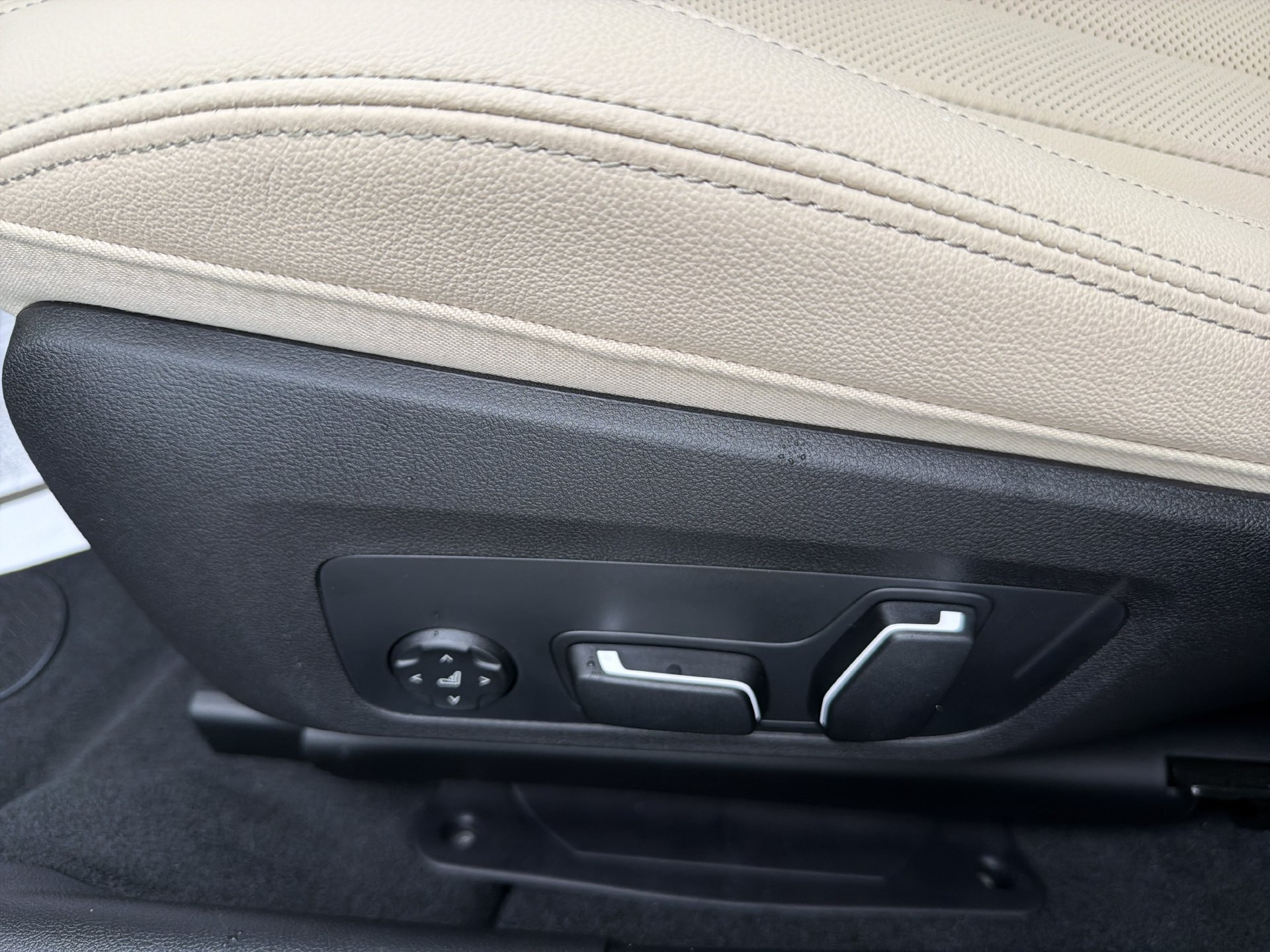 New 2026 BMW 330i Sedan w/ Convenience Package RWD image 24