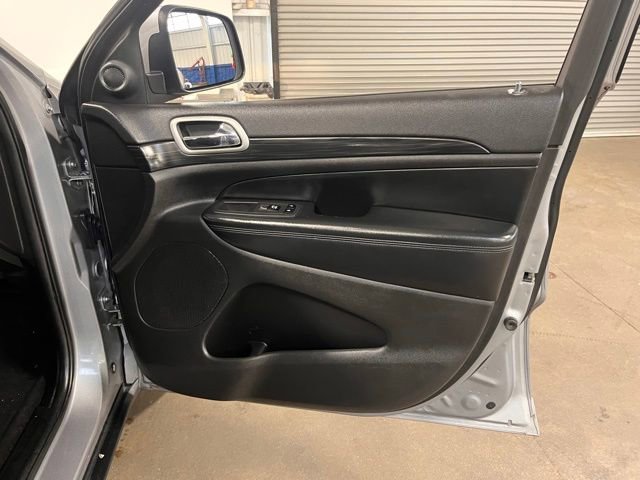 Used 2020 Jeep Grand Cherokee Laredo image 12