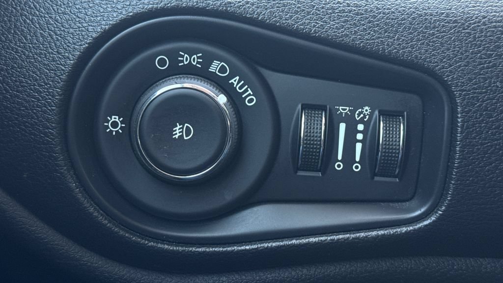 Used 2019 Jeep Renegade Latitude w/ Popular Equipment Group AWD/4WD image 24