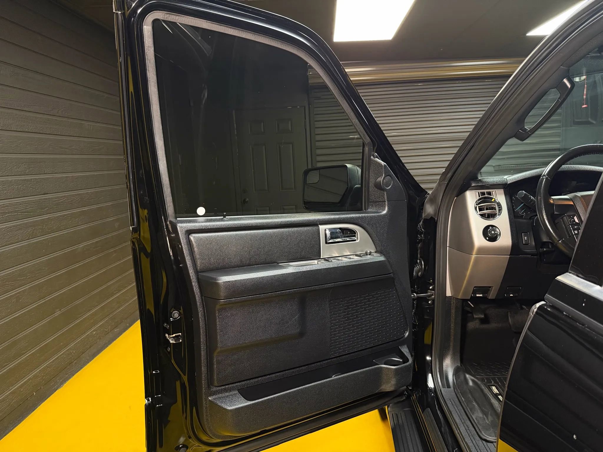 Used 2017 Ford Expedition XLT image 24