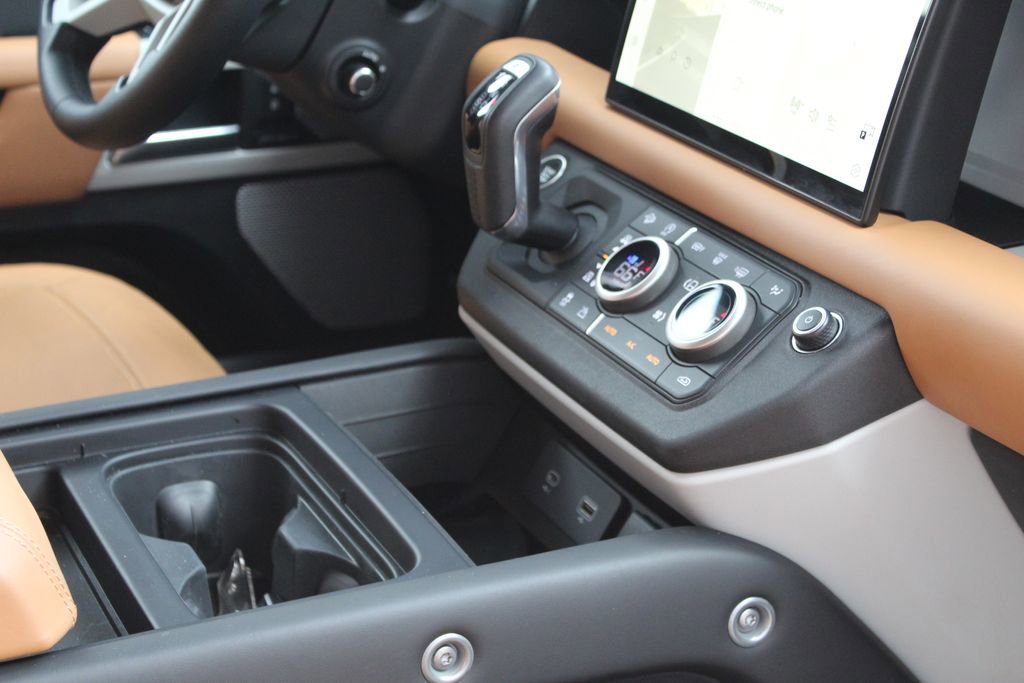 Used 2024 Land Rover Defender 130 S image 26