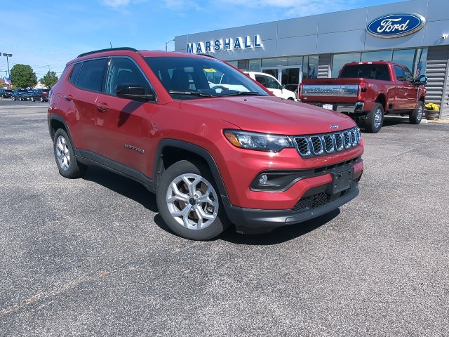 Used 2025 Jeep Compass Latitude AWD/4WD image 3