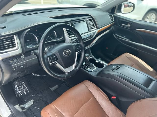 Used 2017 Toyota Highlander Limited w/ Carpet Mat Package FWD image 16