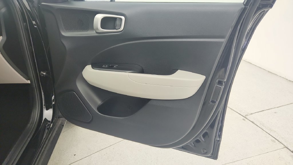 Used 2025 Hyundai Venue SEL FWD image 29