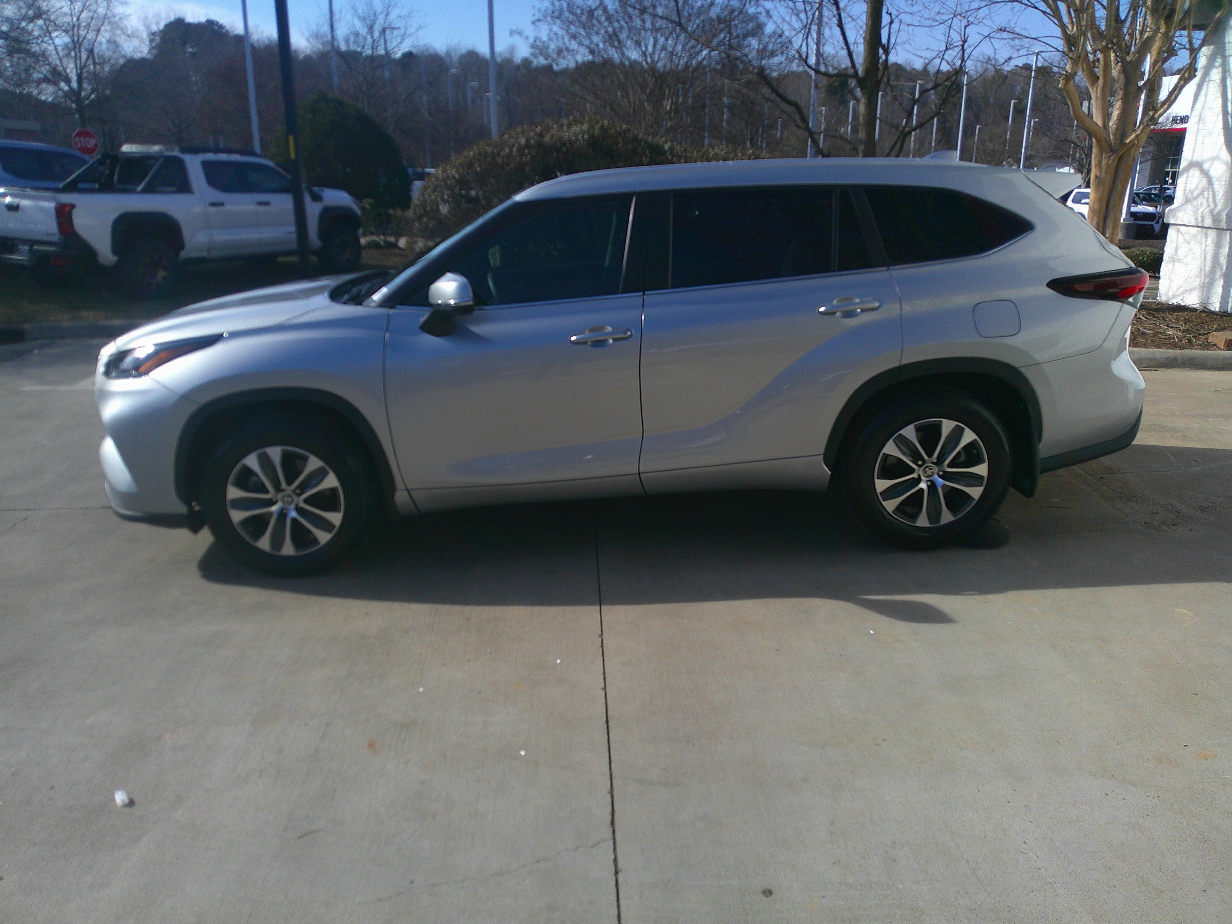 Used 2024 Toyota Highlander XLE image 8