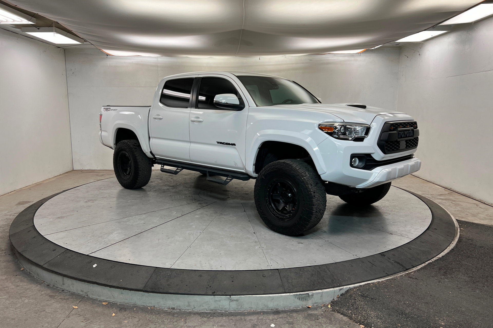 Used 2021 Toyota Tacoma TRD Sport w/ Technology Package image 8