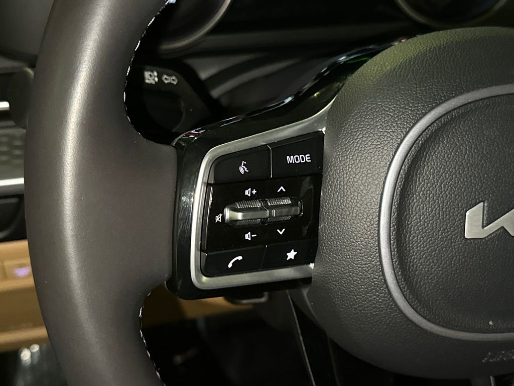 Used 2024 Kia Carnival LX FWD image 22