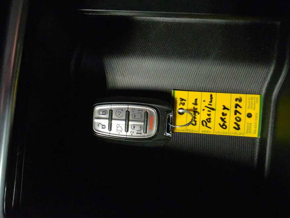 Used 2024 Chrysler Pacifica Touring-L image 24