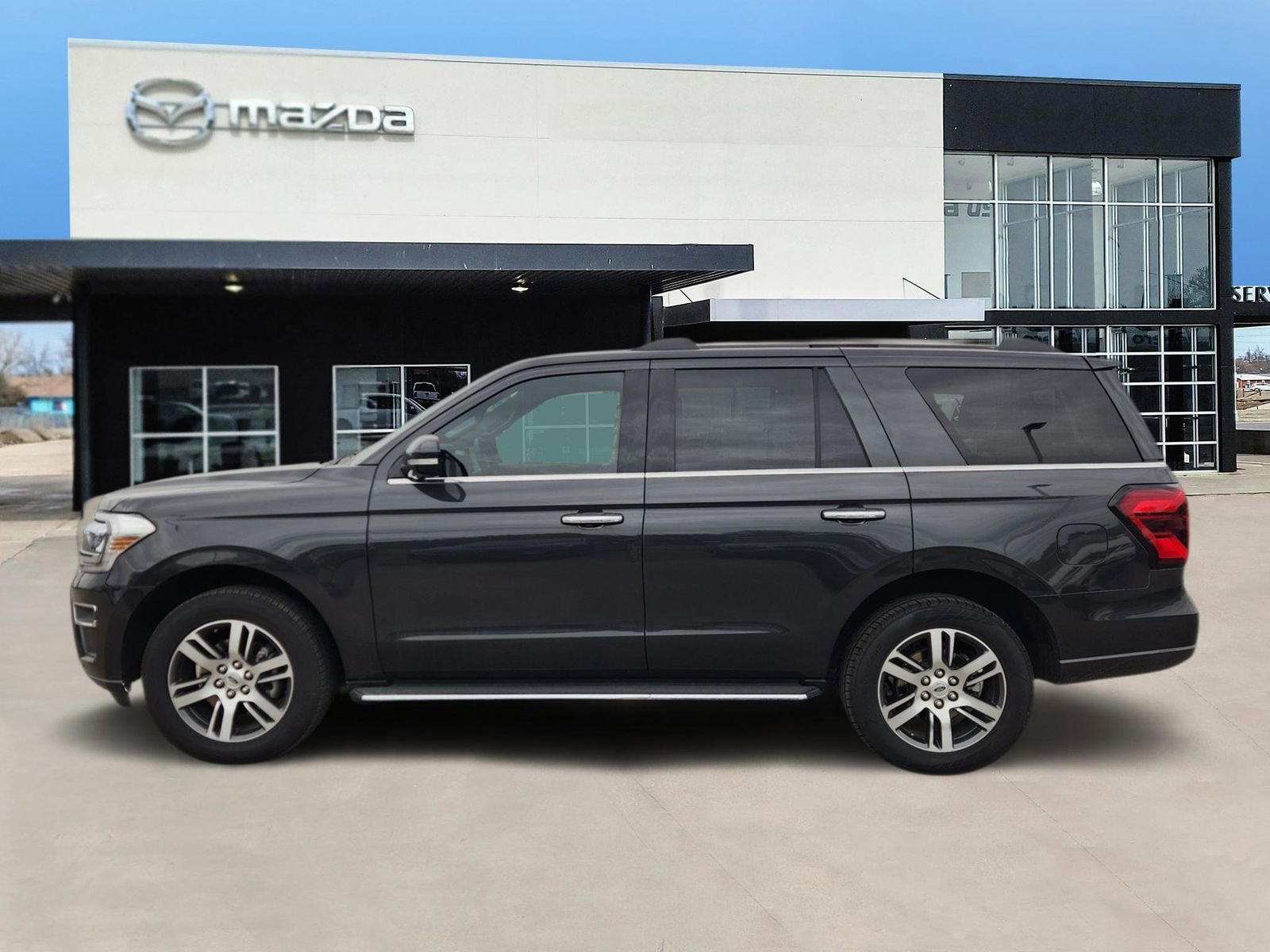 Used 2023 Ford Expedition Limited AWD/4WD image 3