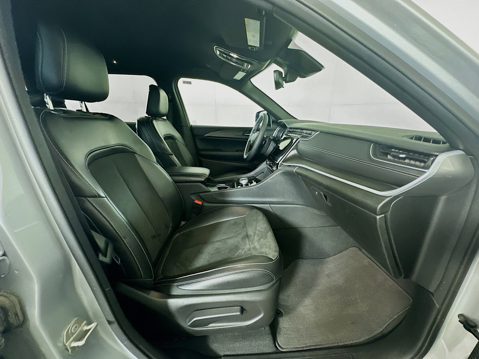 Used 2024 Jeep Grand Cherokee L Laredo image 34