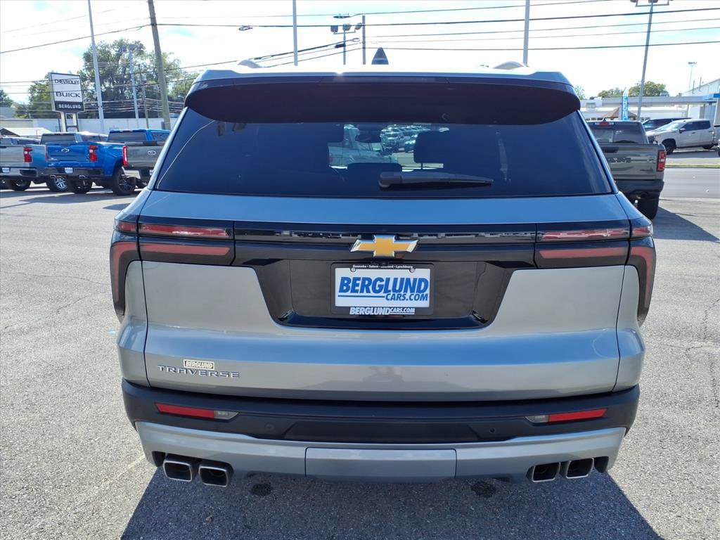 Used 2025 Chevrolet Traverse LT FWD image 5