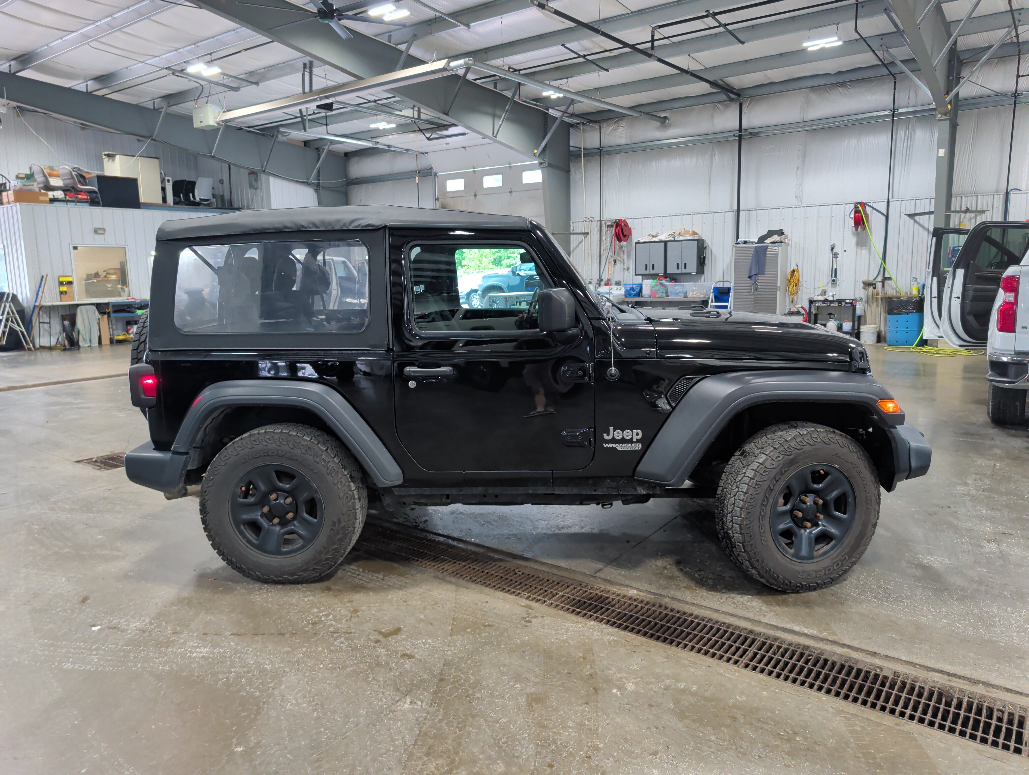 Used 2020 Jeep Wrangler Sport AWD/4WD image 2