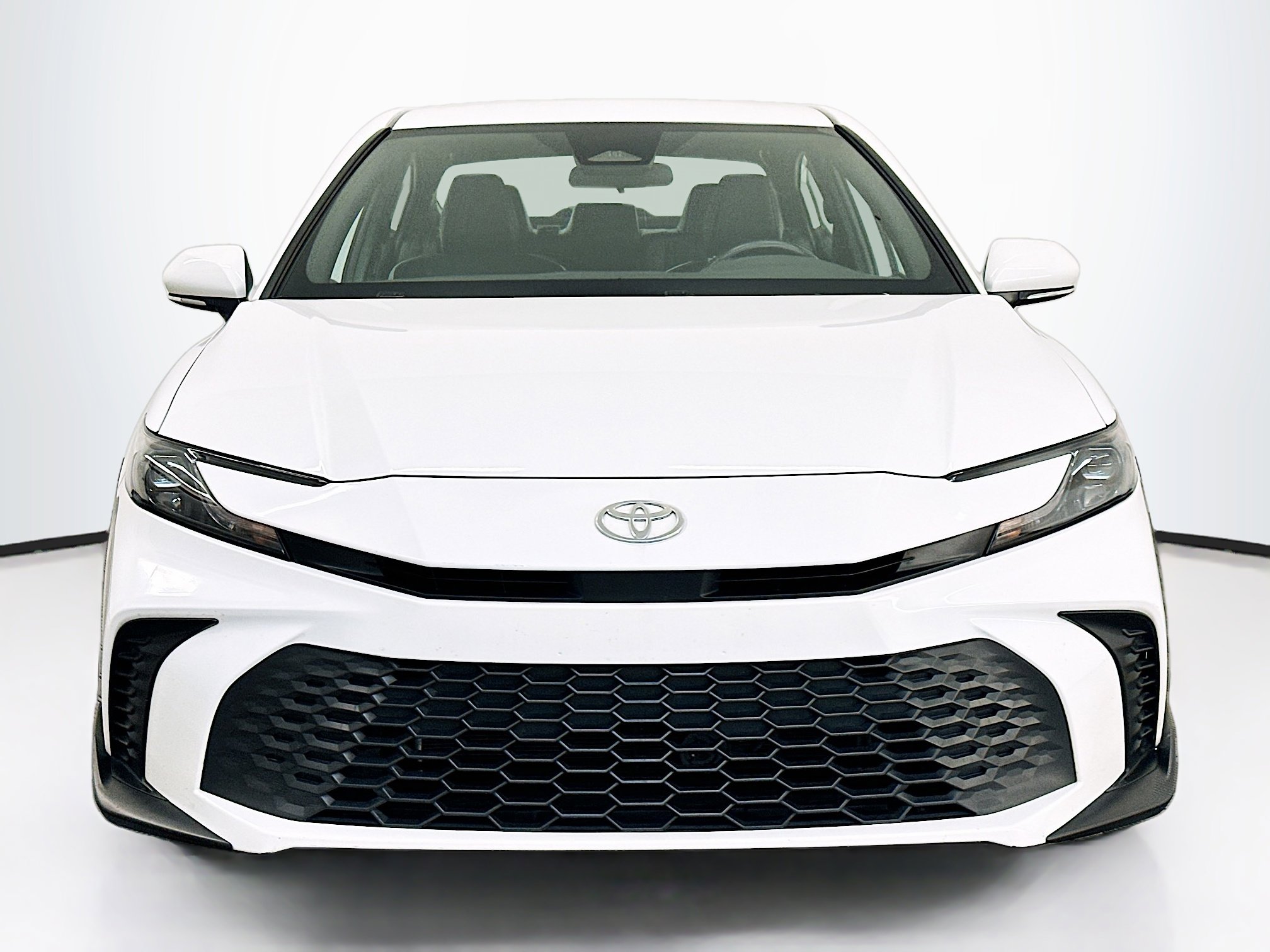 Used 2025 Toyota Camry SE image 2