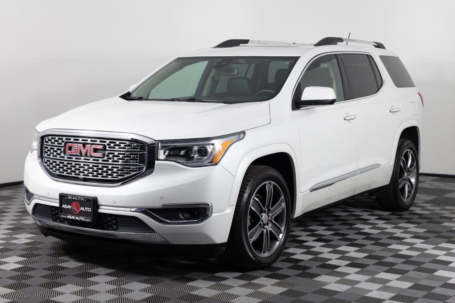 Used 2017 GMC Acadia Denali w/ Technology Package FWD image 2