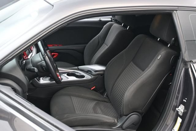 Used 2016 Dodge Challenger SXT w/ Driver Convenience Group RWD image 10
