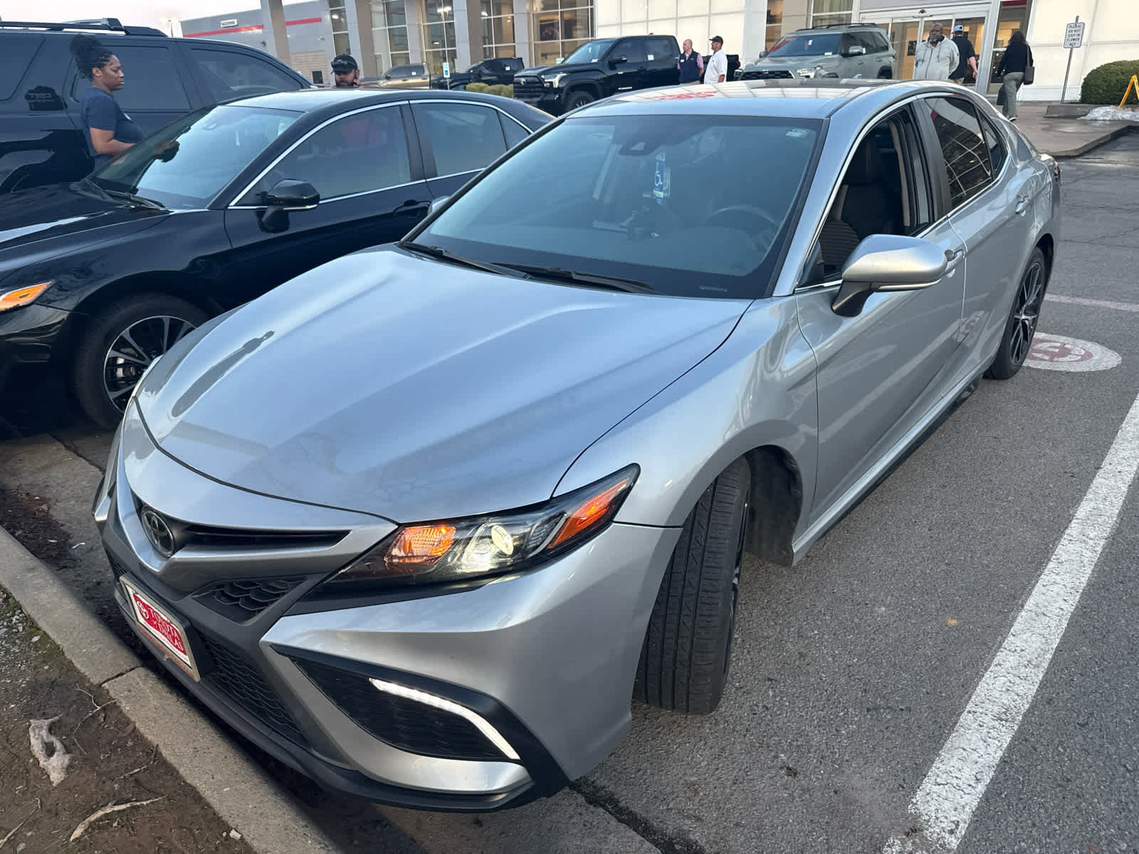 Used 2022 Toyota Camry SE image 2