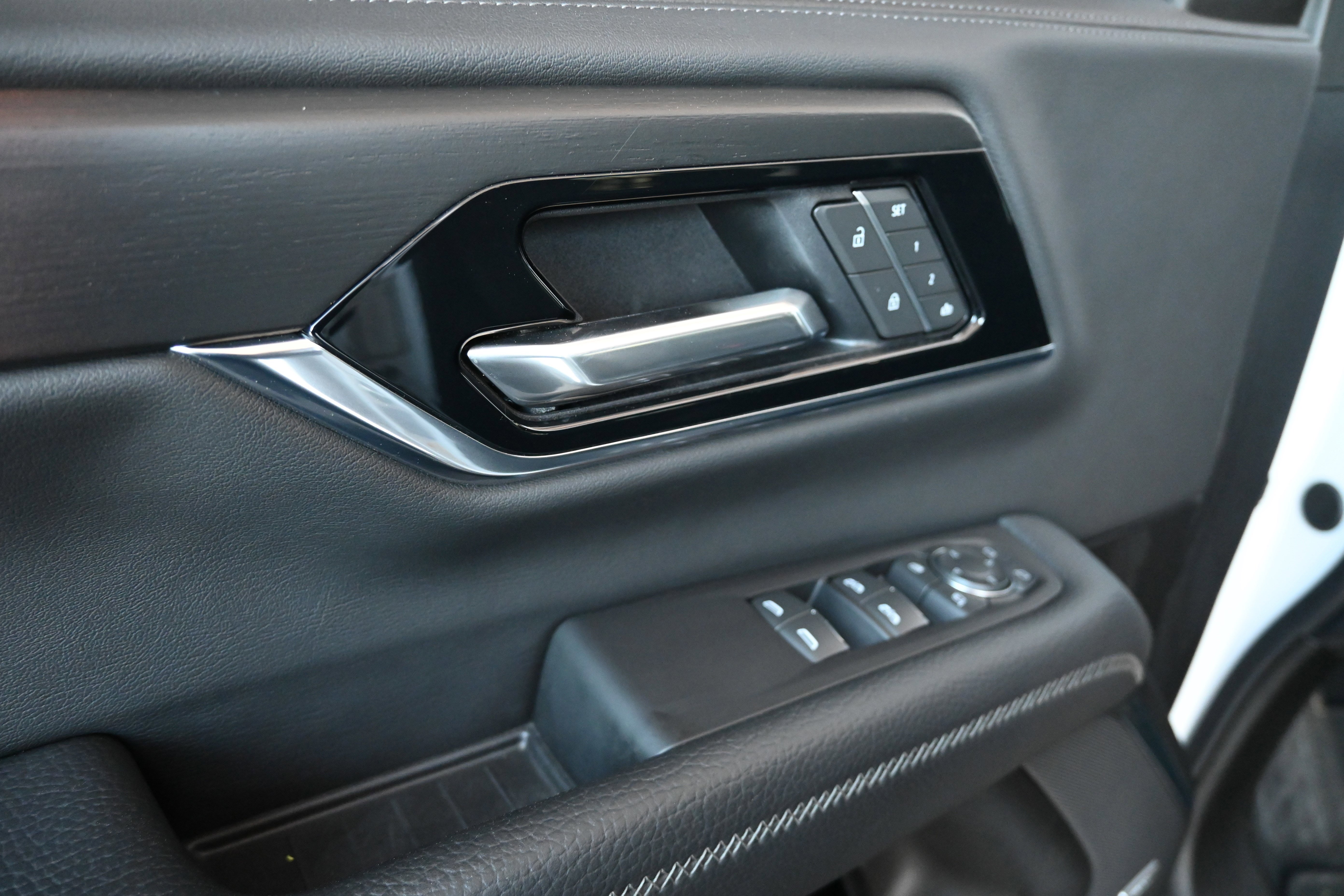 Used 2025 GMC Yukon Denali AWD/4WD image 15