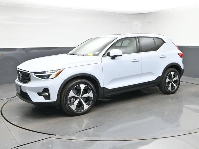 Used 2025 Volvo XC40 B5 Plus AWD/4WD image 4