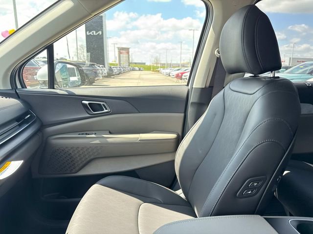 New 2026 Kia Carnival EX image 17