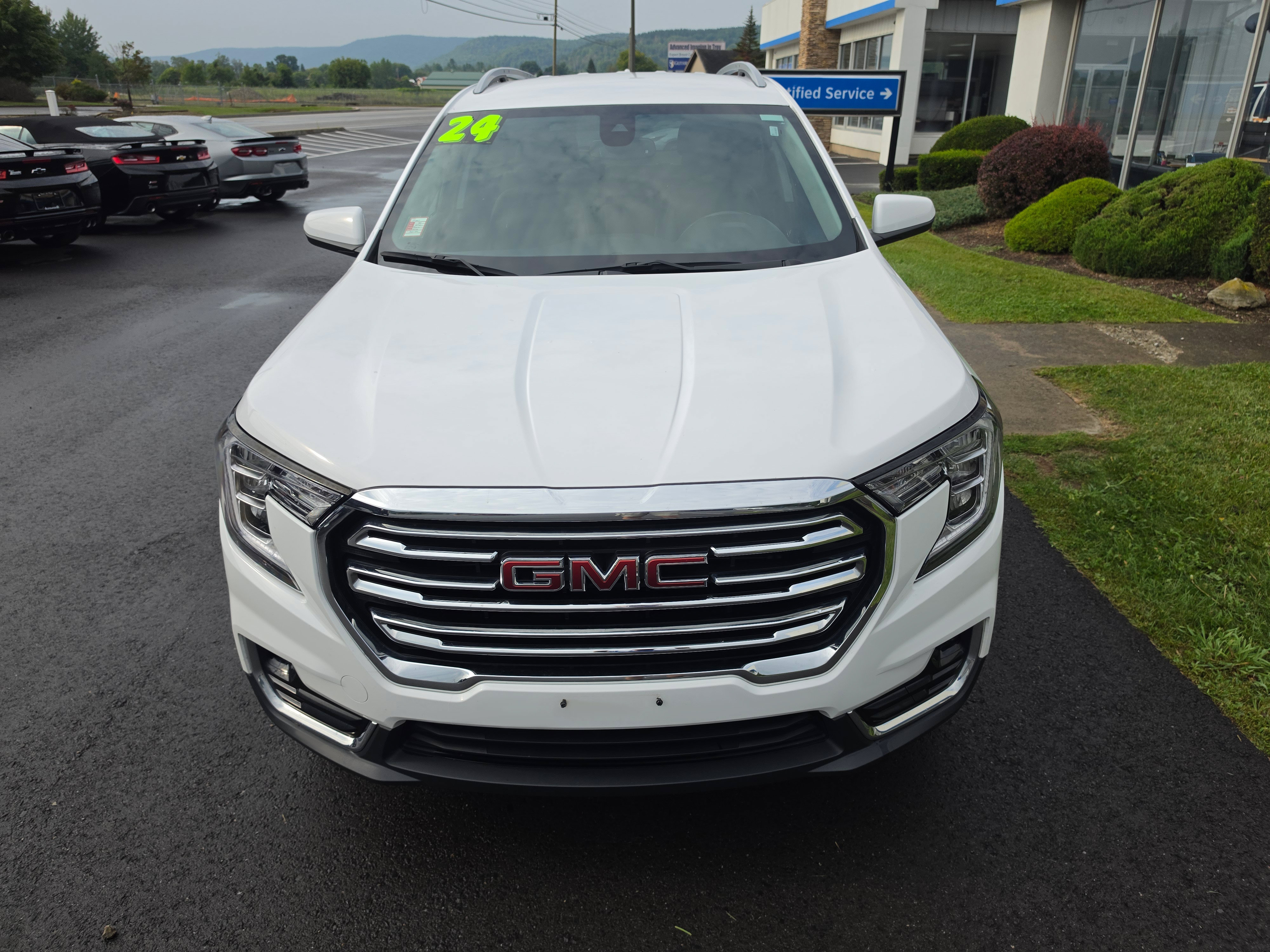 Used 2024 GMC Terrain SLT AWD/4WD image 9