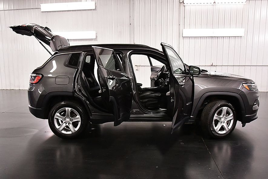 Used 2023 Jeep Compass Latitude w/ Convenience Group AWD/4WD image 30