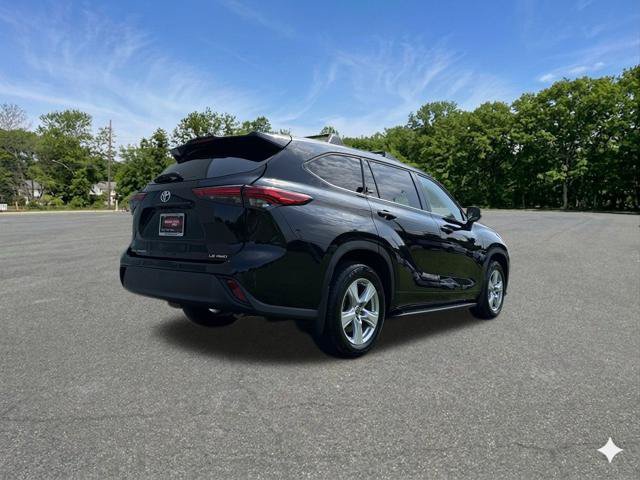 Used 2021 Toyota Highlander LE AWD/4WD image 9