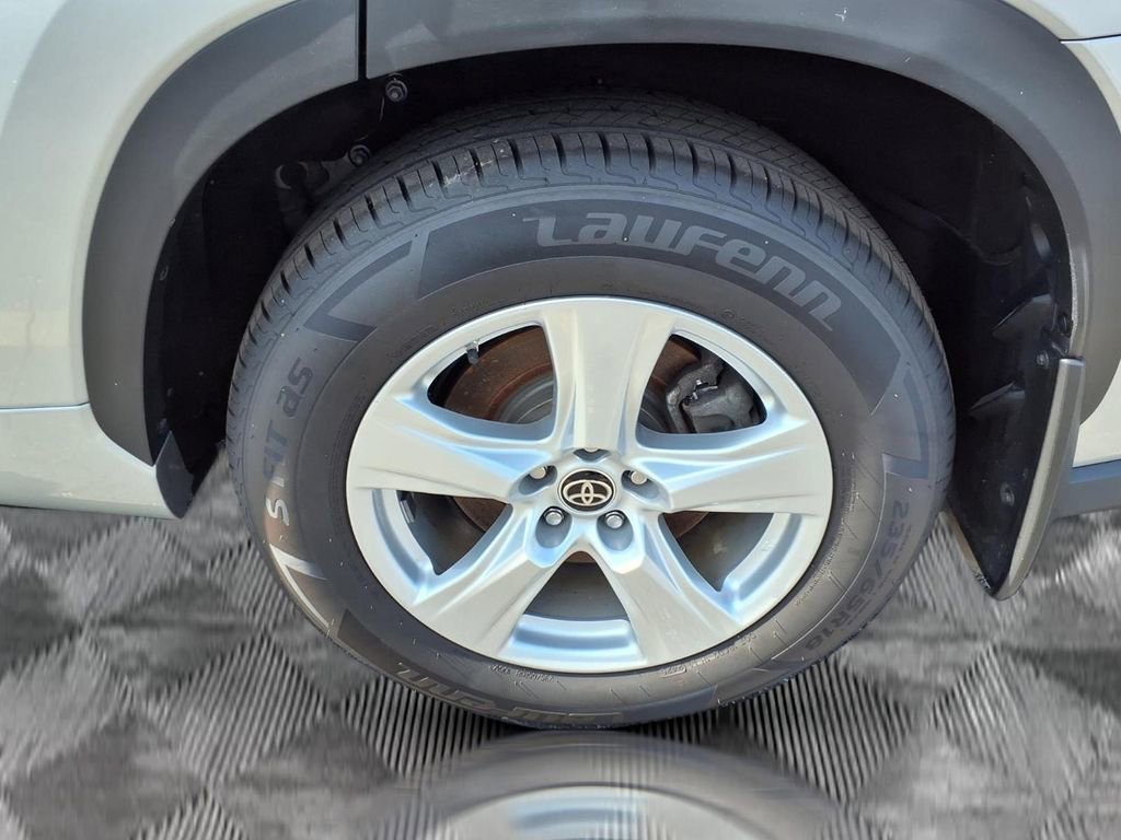 Used 2023 Toyota Highlander L FWD image 21