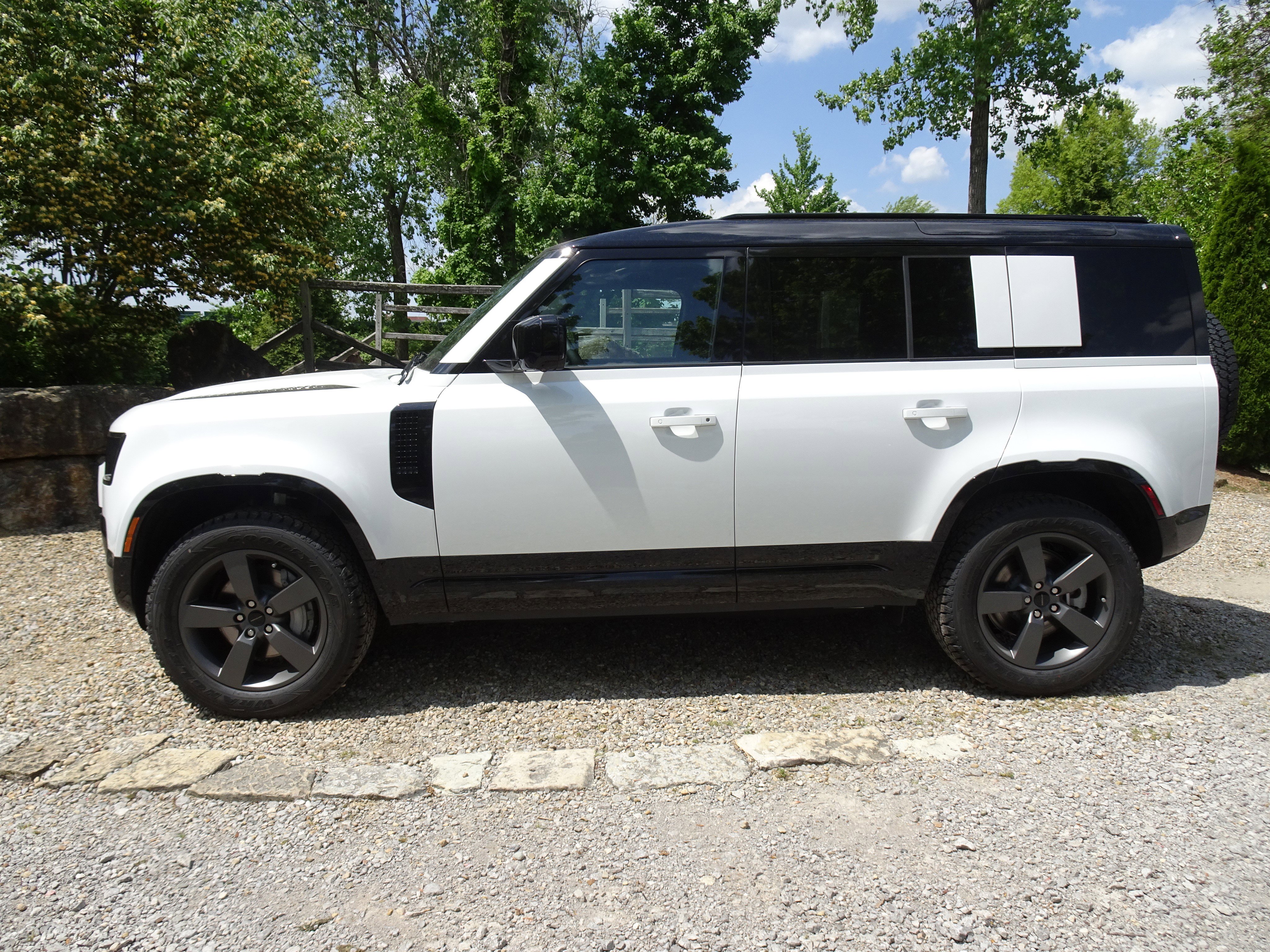 New 2026 Land Rover Defender 110 X-Dynamic SE AWD/4WD image 9