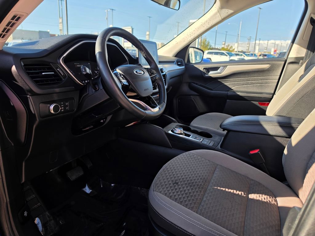 Used 2021 Ford Escape SE w/ SE Sport Appearance Package image 9