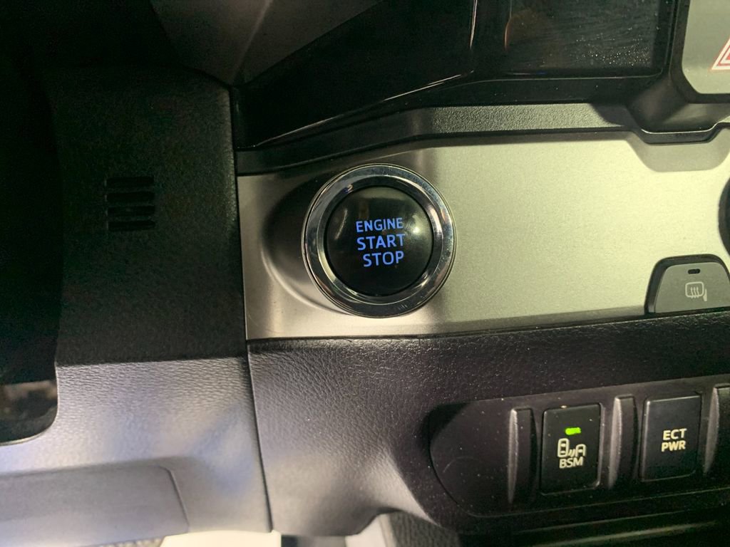 Used 2016 Toyota Tacoma Limited w/ Towing Package image 18