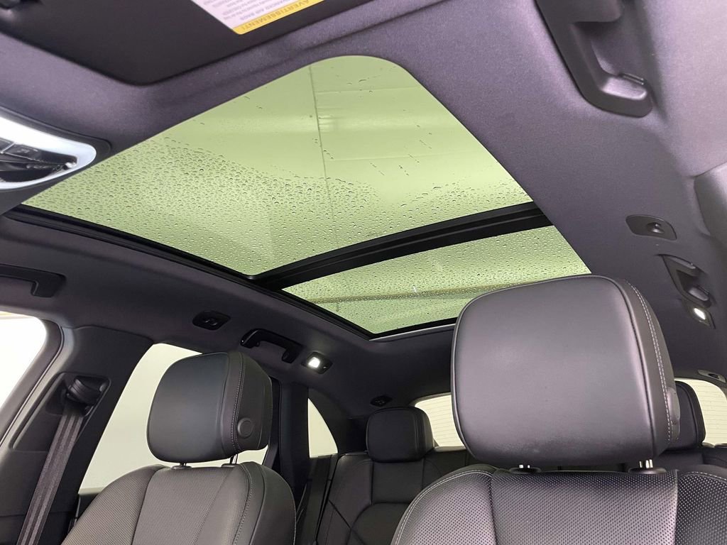 Certified 2025 Porsche Macan AWD/4WD image 18