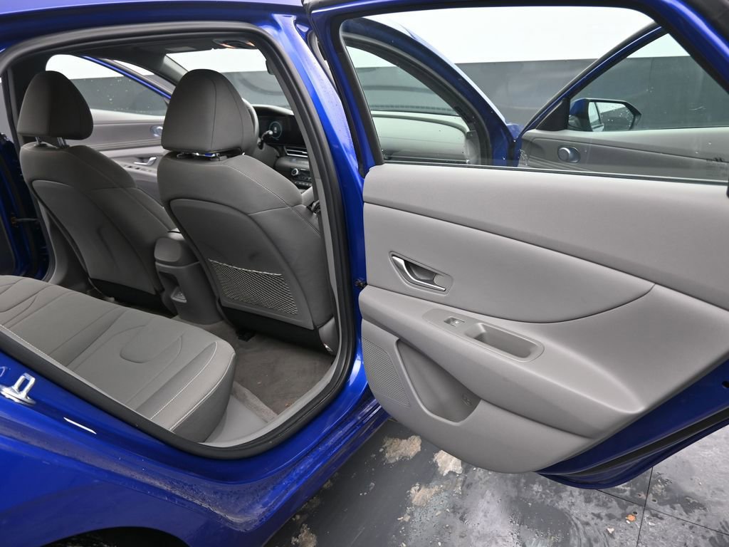 Used 2025 Hyundai Elantra SEL image 21