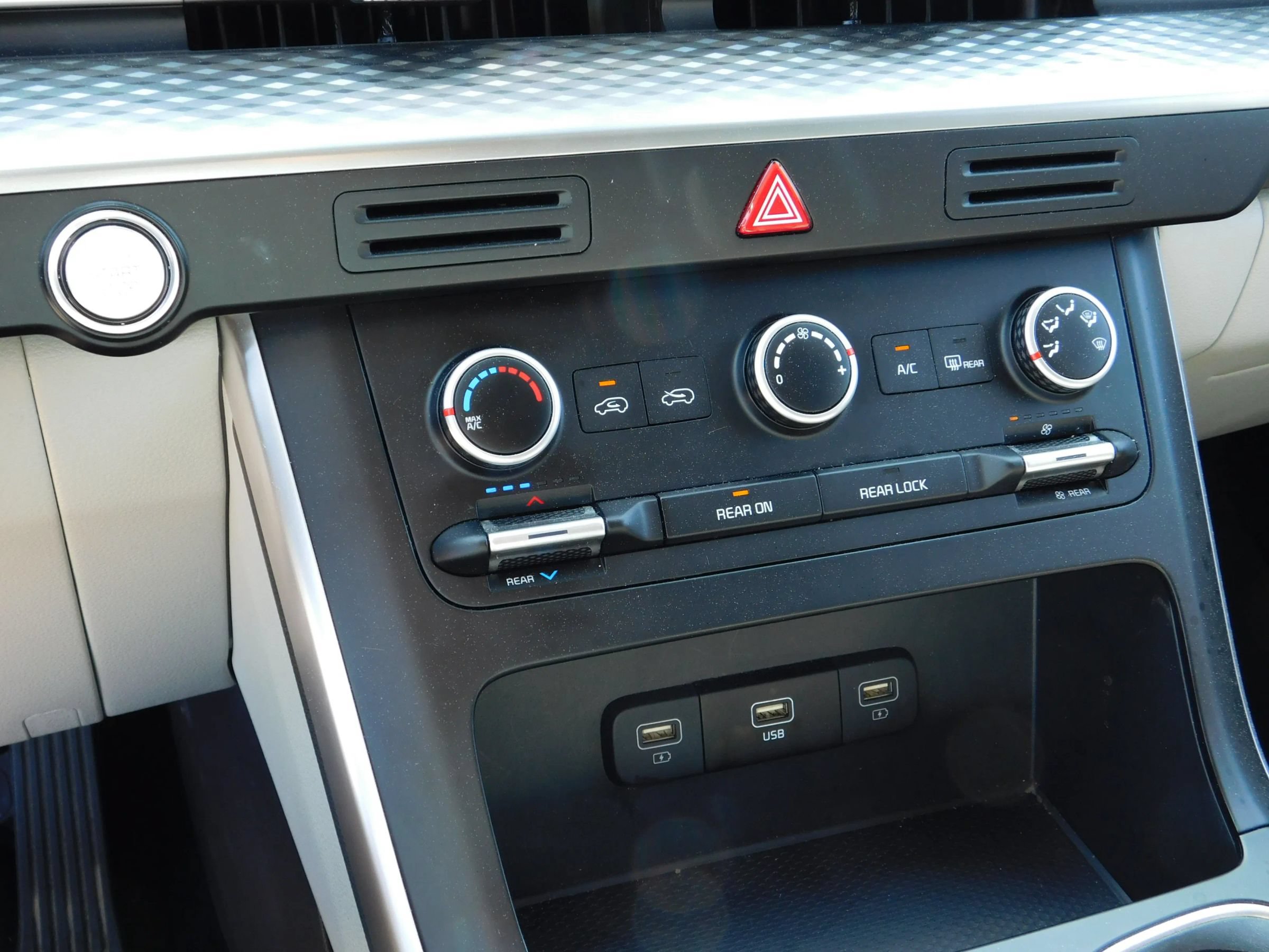Used 2024 Kia Carnival LX FWD image 16