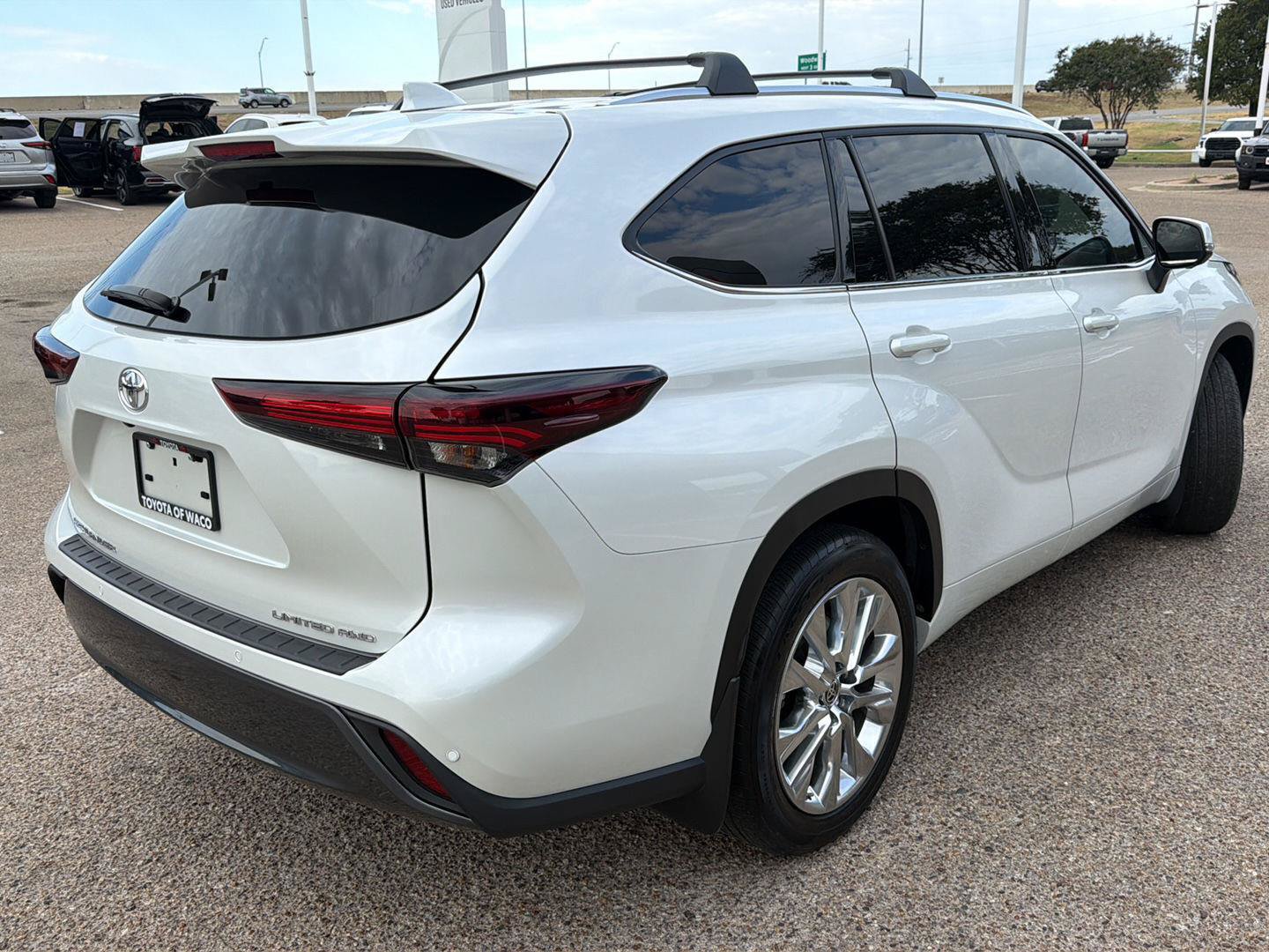 Used 2024 Toyota Highlander Limited AWD/4WD image 3