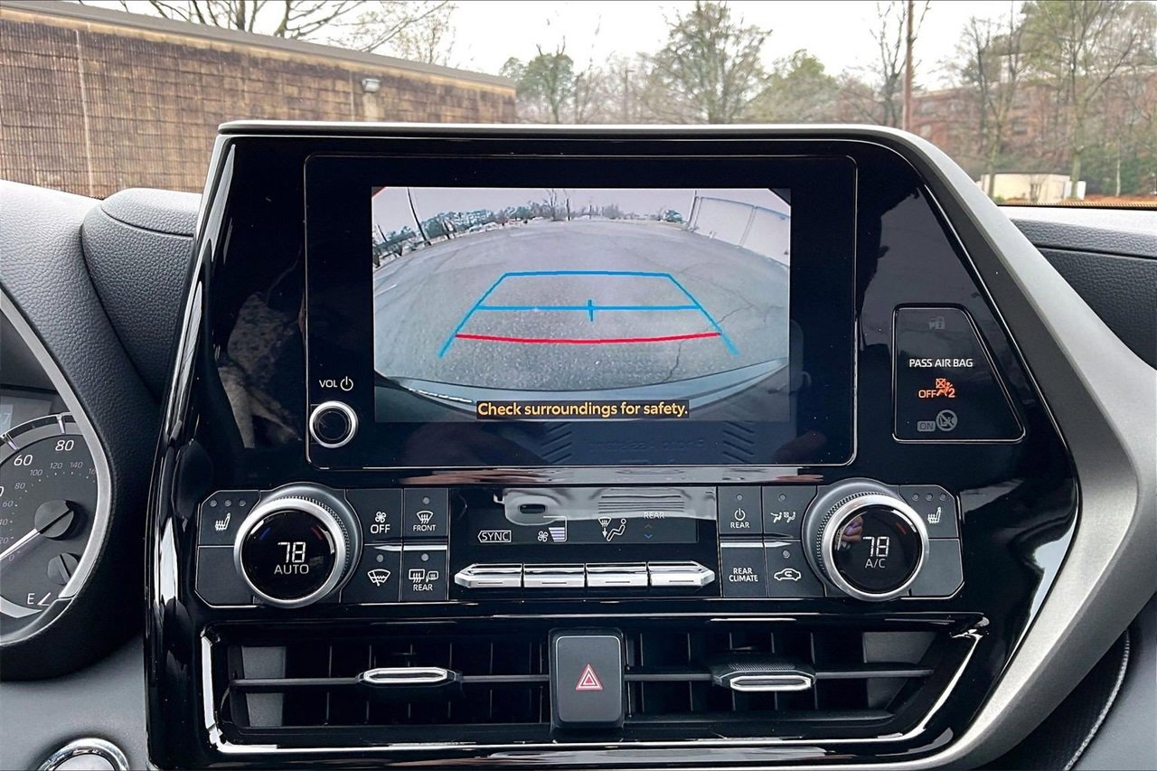 Used 2023 Toyota Highlander L image 12