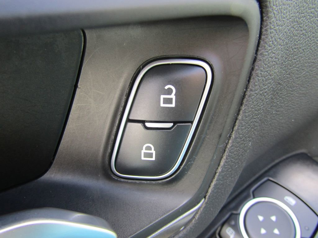 Used 2025 Ford Escape SE image 18