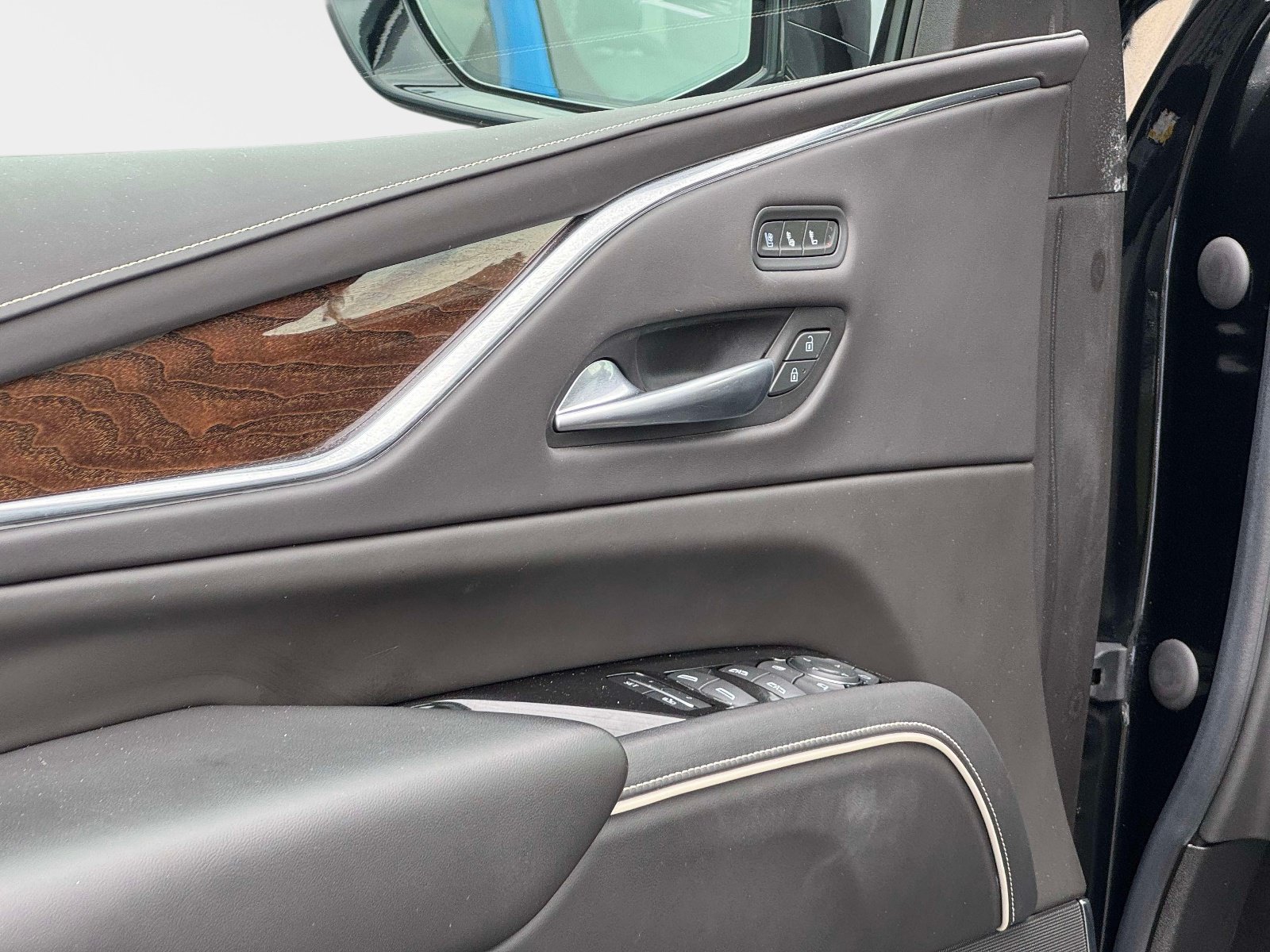 Certified 2022 Cadillac Escalade Premium Luxury Platinum AWD/4WD image 19