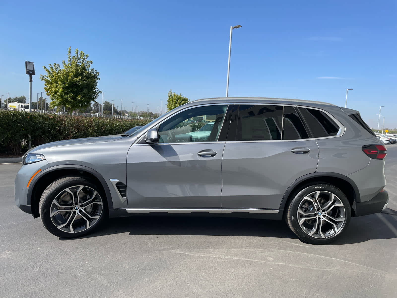 New 2026 BMW X5 xDrive40i w/ Climate Comfort Package image 3