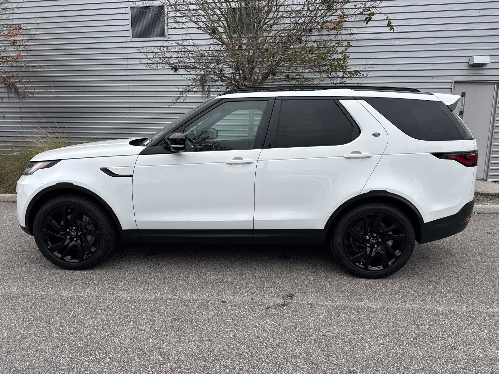Used 2025 Land Rover Discovery S AWD/4WD image 2