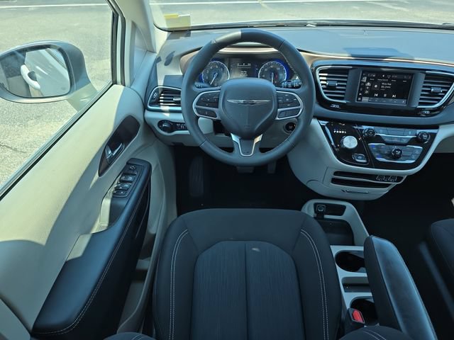 Used 2023 Chrysler Voyager LX FWD image 12
