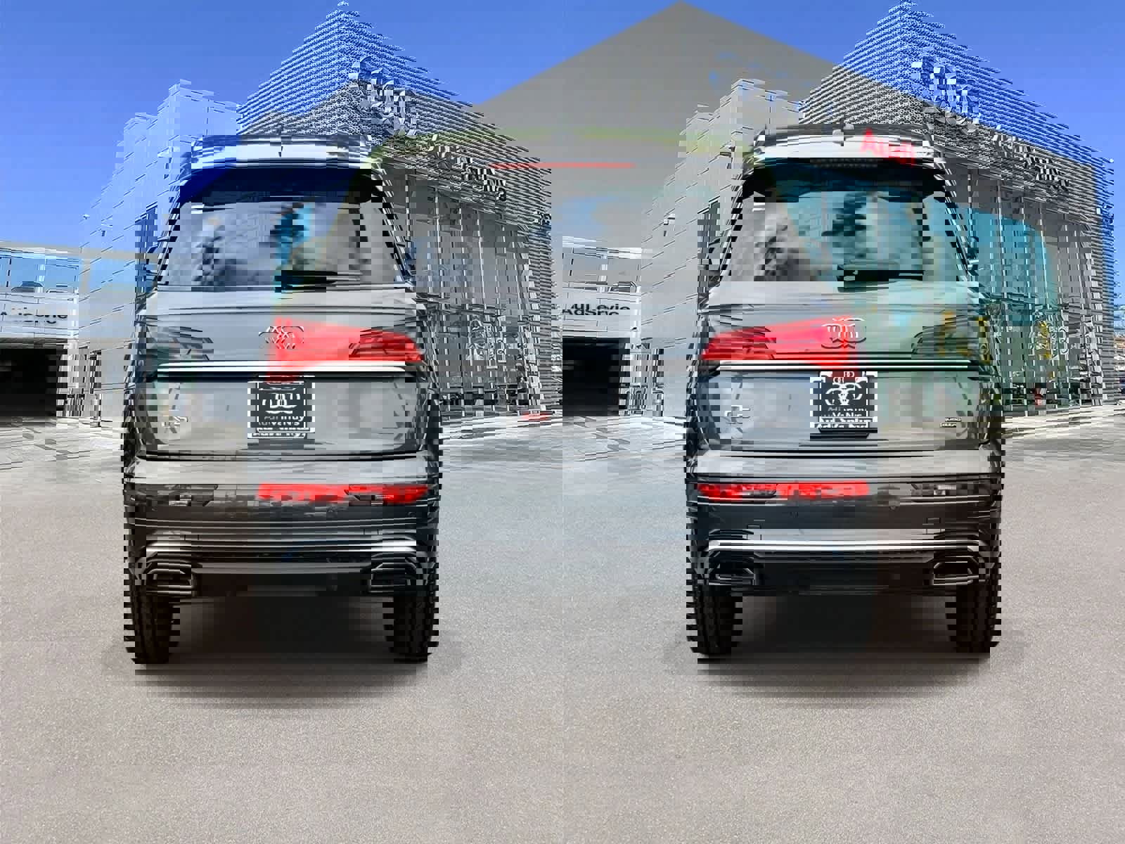 Used 2023 Audi Q5 2.0T Premium w/ Convenience Package image 3